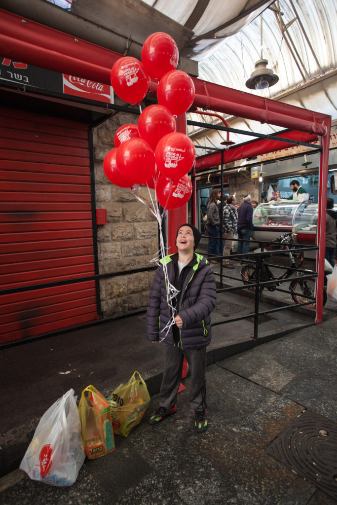 Trh Jeruzalém - kluk s balónky
