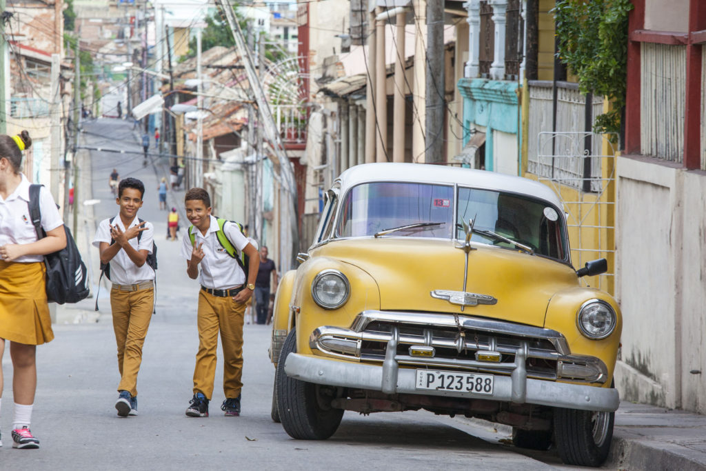 Santiago de Cuba - školáci a auto