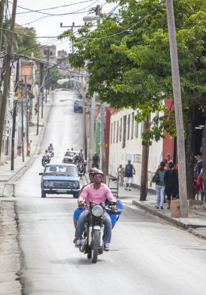 Santiago de Cuba - ruch na ulici