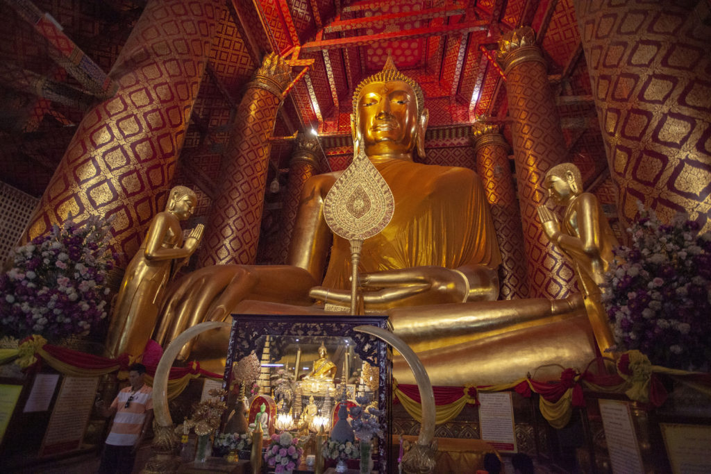 ¨Velka socha zlateho Budha v Ayutthaye