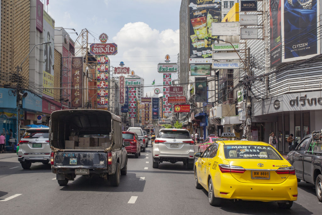 Čínská čtvrt v Bangkoku s auty a tacxíky
