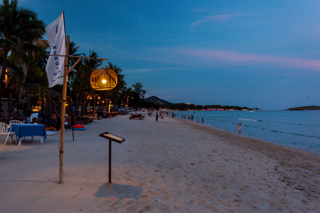 Koh Samui, pláž za setmeni s lampiony